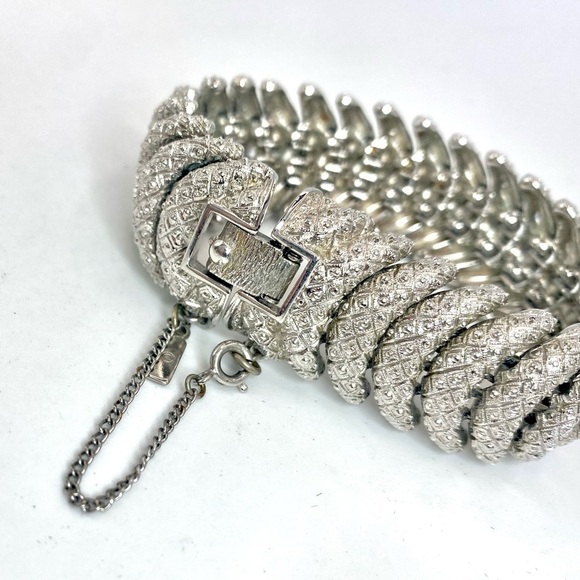 VINTAGE Monet 60’s Etched Silver Tone Link Bracelet and matching clip earrings - Picture 4 of 15